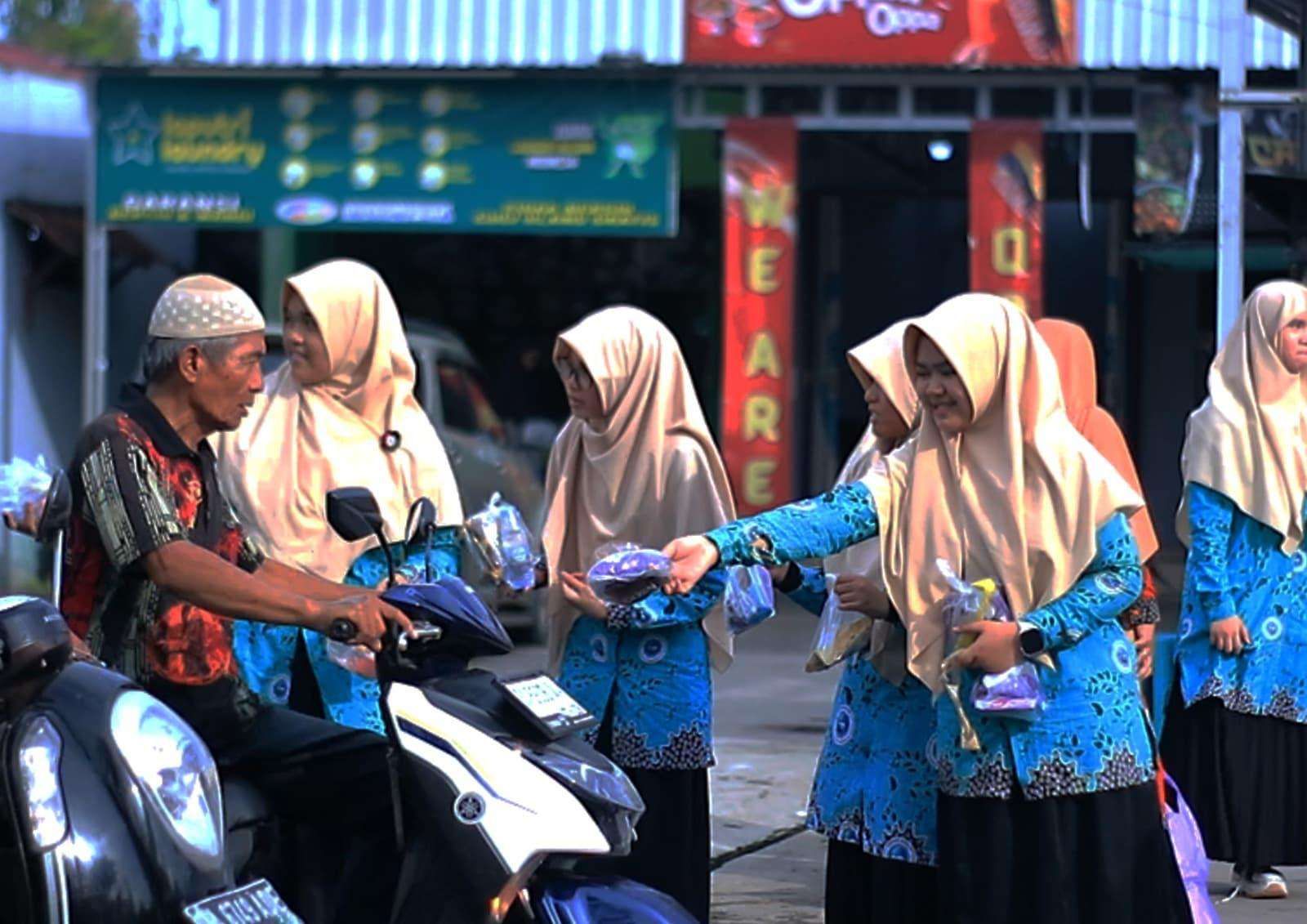 Yayasan Nurul Fikri dan NF Peduli Berbagi Ribuan Takjil